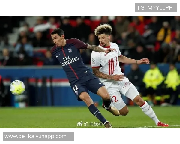 约罗身穿里尔球衣盛装出席里尔对阵巴黎比赛开球仪式