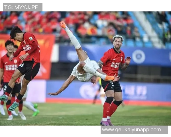 蓉城后防失误致失球广岛球员抓住机会扳平比分